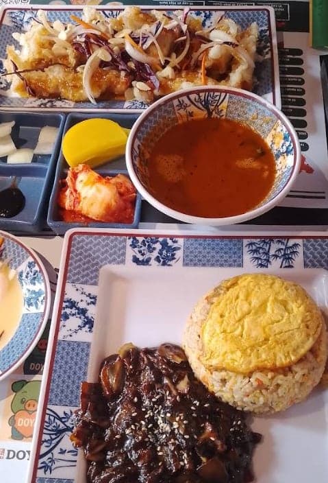 Tangsuyuk, cơm chiên và mì cay tại DOYA Quận 1