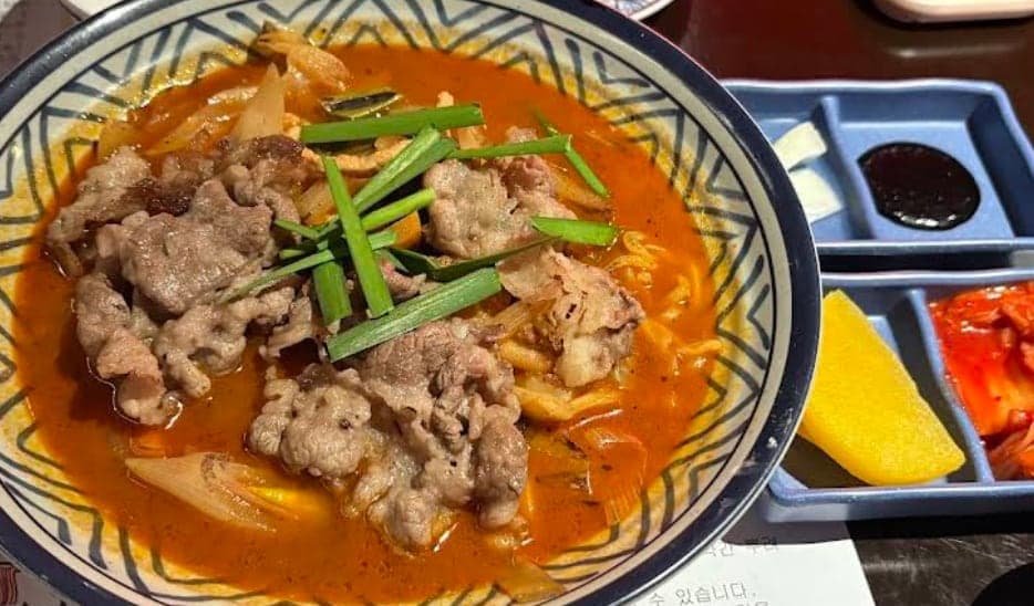 Mì cay Hàn Quốc có thịt tại DOYA