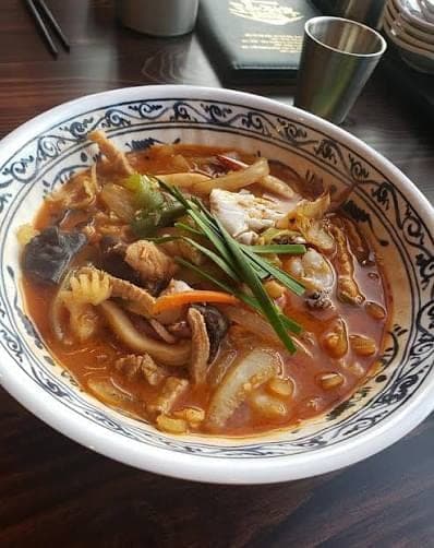 Mì cay Hàn Quốc jjambbong trên bàn cho món ngon ngày mưa