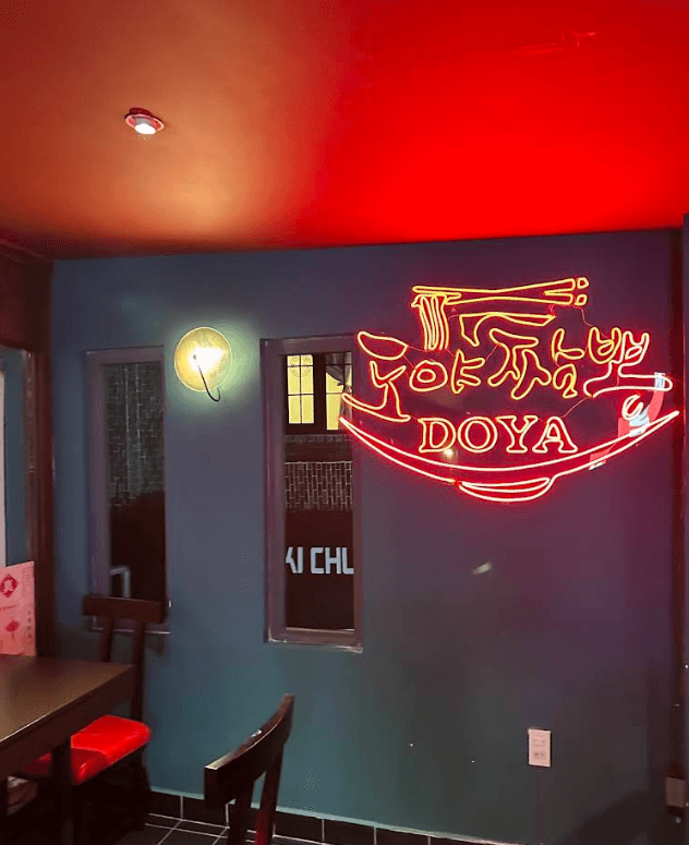 ホーチミン1区 DOYA JJAMBBONG の店内ネオン席