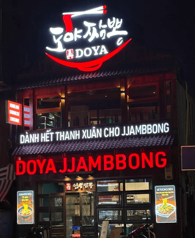 Bang hieu neon DOYA JJAMBBONG ve dem tai Quan 1