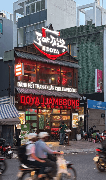 Mat tien DOYA JJAMBBONG tren duong Bui Thi Xuan, Quan 1